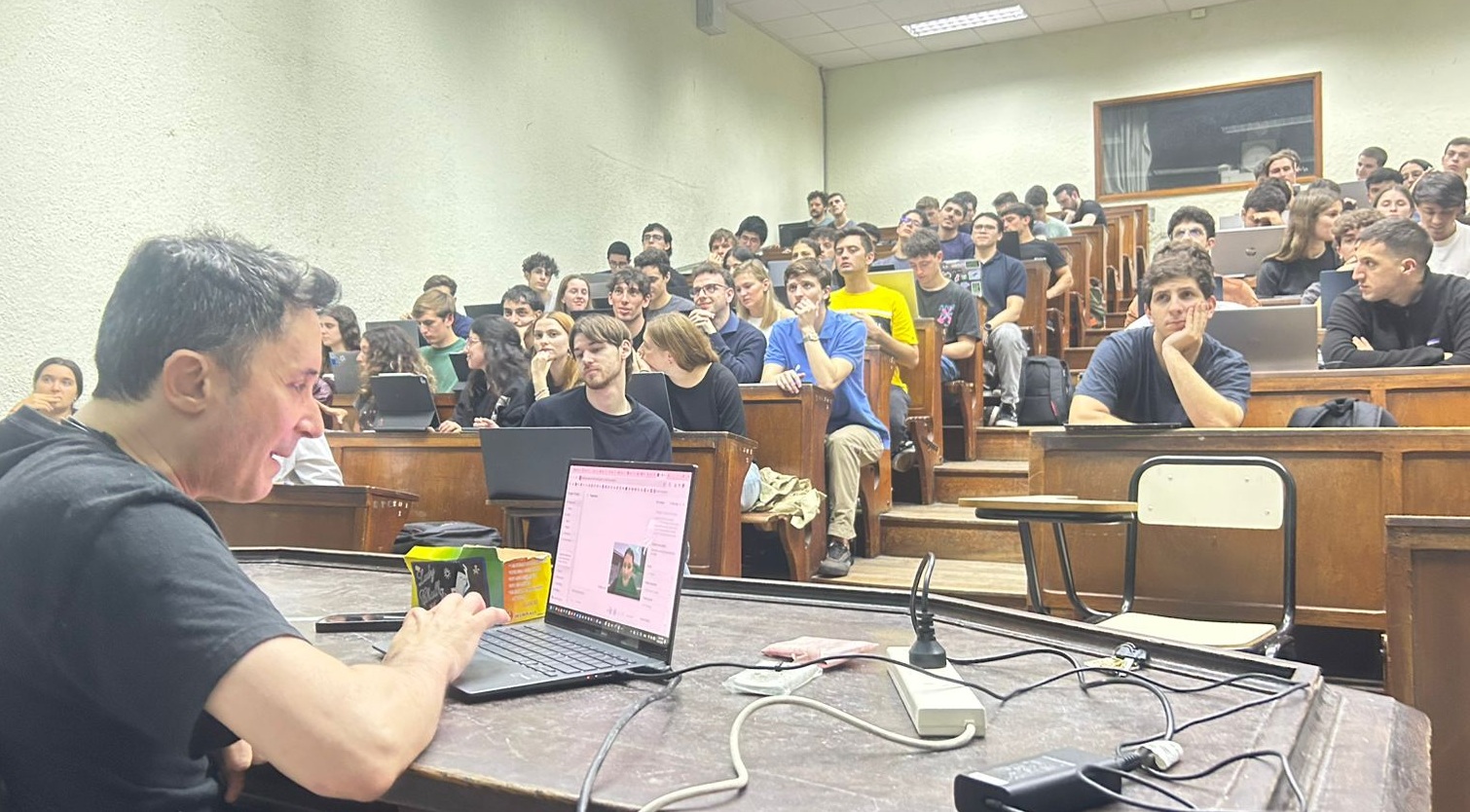 Sergio Mastrogiovanni delivering the master class on AI agents to engineering students at FIUBA